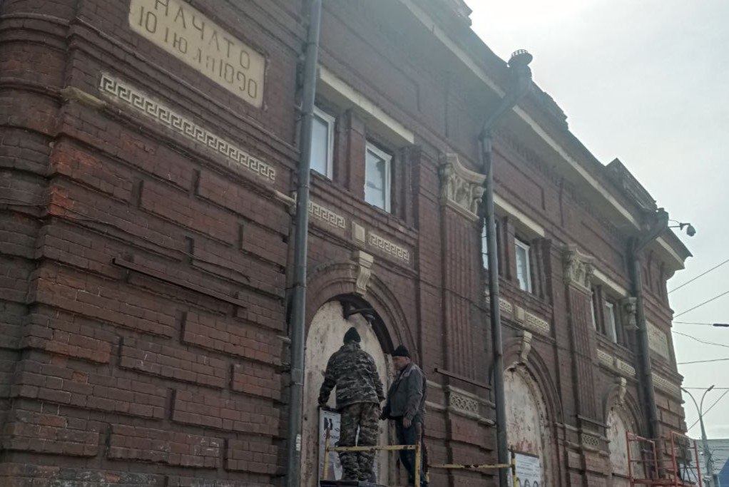 В Иркутской филармонии начали капремонт Концертного зала Специалисты ведут очистку фасада, демонтаж утеплителя чердачного перекрытия. Работы идут по нацпроекту «Семья»». На это выделено 72,6 млн рублей. «Здание филармонии – памятник культурного регионального значения. Работы проходят под надзором профильных служб. Внутри здания их начнут в конце мая, после фестиваля «Дыхание Байкала», – сказала министр культуры Иркутской области Олеся Полунина. Специалисты отремонтируют кровлю, купол, чердачное перекрытие, фундамент и фасады, в том числе кирпичные, выходящие на улицу Ленина. Здание составляет единый ансамбль с примыкающим вплотную Иркутским областным театром юного зрителя, его капремонт провели в 2024 году. Внутри филармонии планируют обновить системы отопления, водо- и энергоснабжения, полы, сцену, зрительный зал и фойе. «Концертный зал филармонии давно нуждается в капремонте. Во время работ творческие коллективы будут выступать на других площадках города», – сказала директор филармонии Ирина Касьянова.