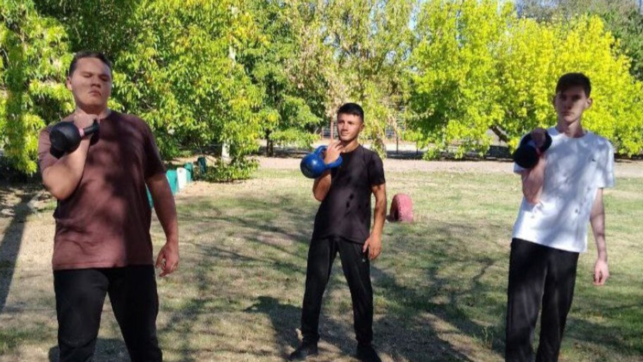 В селе Тавричанка прошли соревнования по гиревому спорту Соревнования провели ко Всероссийскому дню гимнастики сообщили в администрации Каховского округа В спортивном мероприятии приняли участие воспитанники клуба Атлант Каховской ДЮСШ Лидер Спортсмены поднимали гири и гантели в формате спринта и за одну минуту Администрация Каховского муниципального округа   Новости Херсонской области в канале ХАН