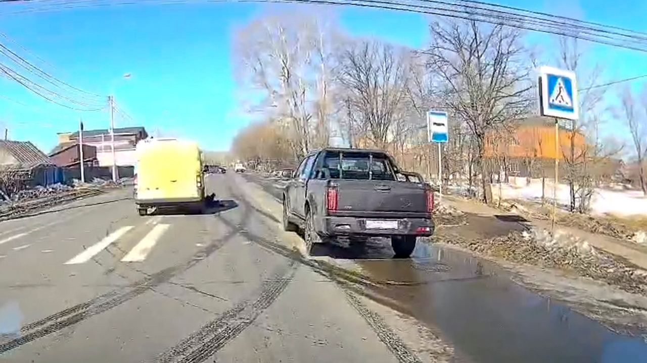 Водитель инкассаторской машины сбил подростка на «зебре»  В ГАИ озвучили официальную информацию по наезду, случившемуся вчера на Орловской. Там под колёсами инкассаторской машины оказался 16-летний школьник. Он переходил дорогу в 15:18 по переходу в районе пересечения с Хасановской. Машина в правом ряду его пропустила, а ехавший во втором ряду ГАЗ Контак под управлением водителя 1963 г.р. не остановился и сбил парнишку. Водитель признал, что был невнимателен и спешил. Сам пострадавший, кроме резкого удара, ничего не помнит. С травмой головы в шоковом состоянии его увезли в больницу, но в дальнейшем отправили домой на амбулаторное лечение.