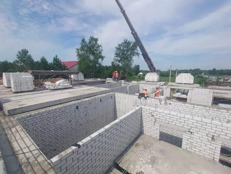 Жилье для сотрудников агропромышленного комплекса строят в селе Ивановка Строительство многоквартирного дома для работников АО «Луч» ведется в селе Ивановка, на улице Бондаренко в рамках программы «Комплексное развитие сельских территорий». Рабочие уже начали возводить второй этаж трехэтажного кирпичного дома. В нем будет 12 квартир: по пять однокомнатных и двухкомнатных, а также две трехкомнатные. Параллельно ведутся работы по подключению тепло- и водоснабжения от котельной и установке пожарных резервуаров. Общая стоимость строительства составляет 113,3 миллиона рублей. Это средства - федерального, областного, местного бюджетов и самого предприятия АО «Луч». Продолжение