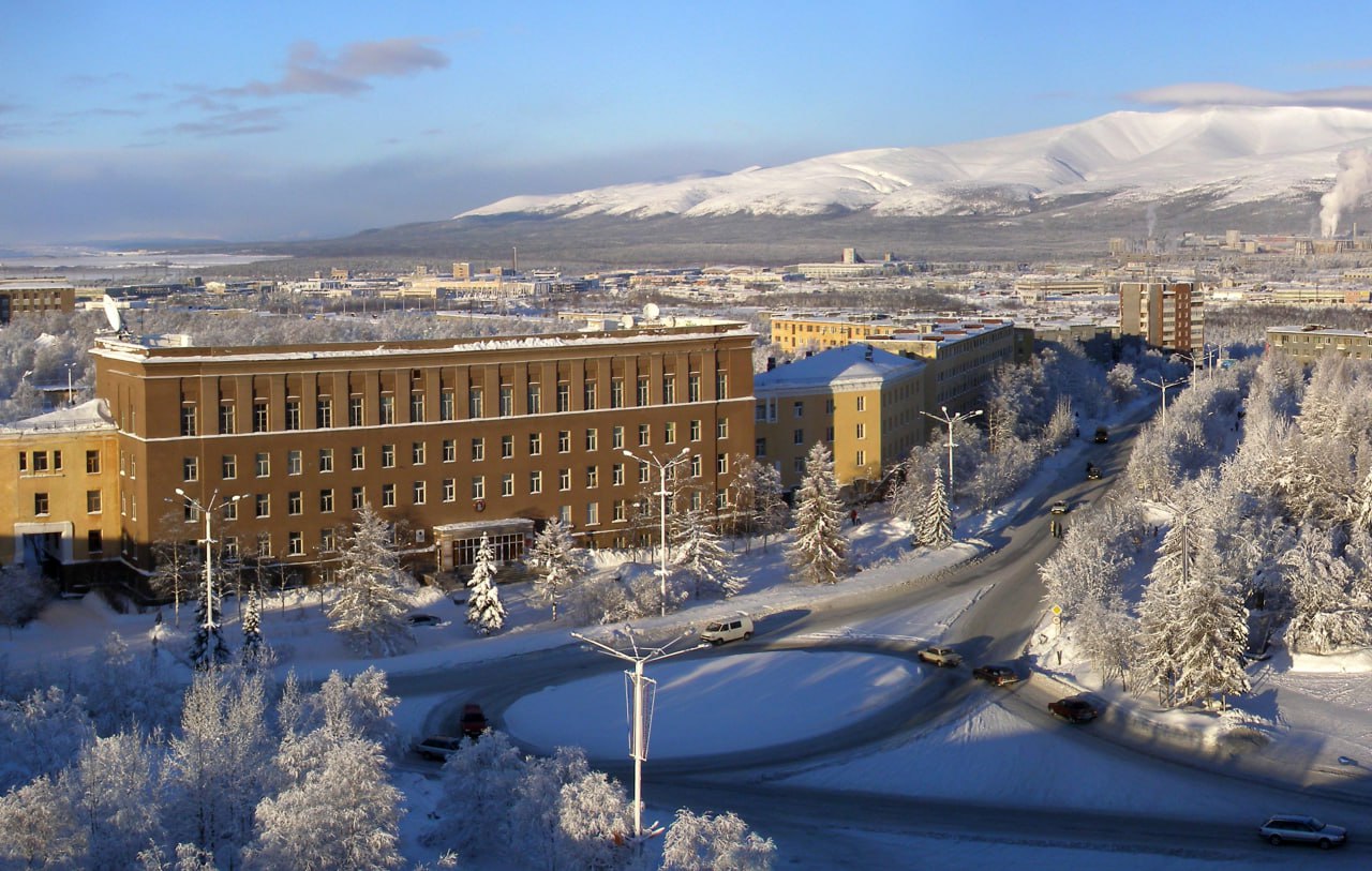 В Апатитах создадут научный кластер за полмиллиарда На развитие научного кластера в Апатитах направят 500 млн рублей Проект реализуют при участии ФИЦ КНЦ РАН ФосАгро и Мурманского арктического университета Предусмотрено строительство 11 лабораторий современной библиотеки конгресс центра и социальной инфраструктуры Кроме того в Кировске запланирован капремонт зданий и благоустройство территории Полярно альпийского ботанического сада института По словам властей за шесть лет регион увеличил финансирование науки в 53 раза В 2025 году в арктические исследования инвестировано свыше миллиарда рублей при поддержке промышленных партнеров Подписаться Прислать новость