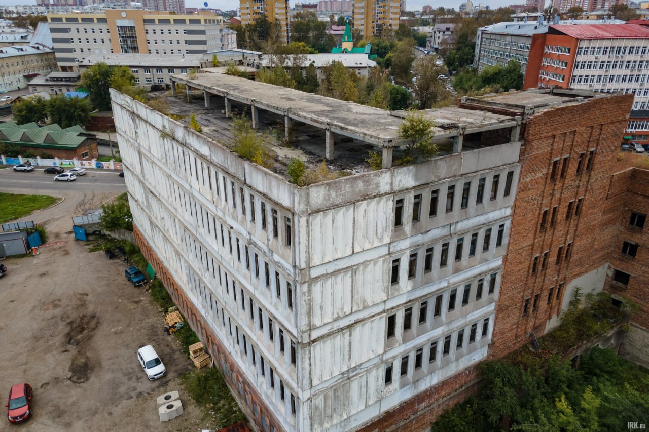 Детская поликлиника в сердце Иркутска  В Иркутске на месте долгостроя – заброшенной картографической фабрики – начнётся строительство новой детской поликлиники Ивано-Матренинской больницы. Фабрика, пустовавшая 40 лет, занимает более 4,9 тысячи квадратных метров на пересечении улиц Лызина и Красноказачьей.   Но поскольку стройка фабрики велась для нужд Министерства обороны, так просто заброшенные корпуса ликвидировать было нельзя. Лишь в 2014 году фабрика перешла в областную собственность, а в 2022 году появилась официальная возможность признать её недостроем.  На данный момент почти 90% демонтажа завершено, финансирование проводит один из застройщиков. Учитывая активное заселение района, появление поликлиники должно облегчить доступ к медицинским услугам для детей в центре города.  Новое медучреждение будет включать амбулаторные и диагностические службы, дневной стационар и кабинеты участковых врачей.  Лишь бы не Красноштановы строили.