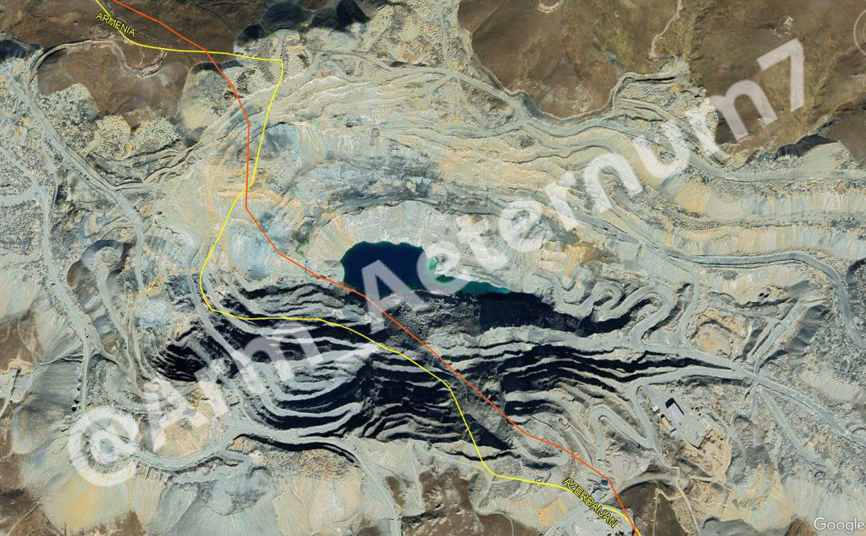 Google Maps изменил границу в районе Сотского рудника в пользу Азербайджана на карте желтым указана нынешняя граница по Google оранжевым прежняя примерно Неизвестно когда именно были внесены изменения но по всей вероятности в 2023 2025 гг Основой для делимитации границы между Арменией и Азербайджаном служат карты Генштаба ВС СССР а не Google Однако после войны 2020 г азербайджанские ВС размещали свои позиции на бывшей советской границе руководствуясь именно картами онлайн сервиса SputnikARM