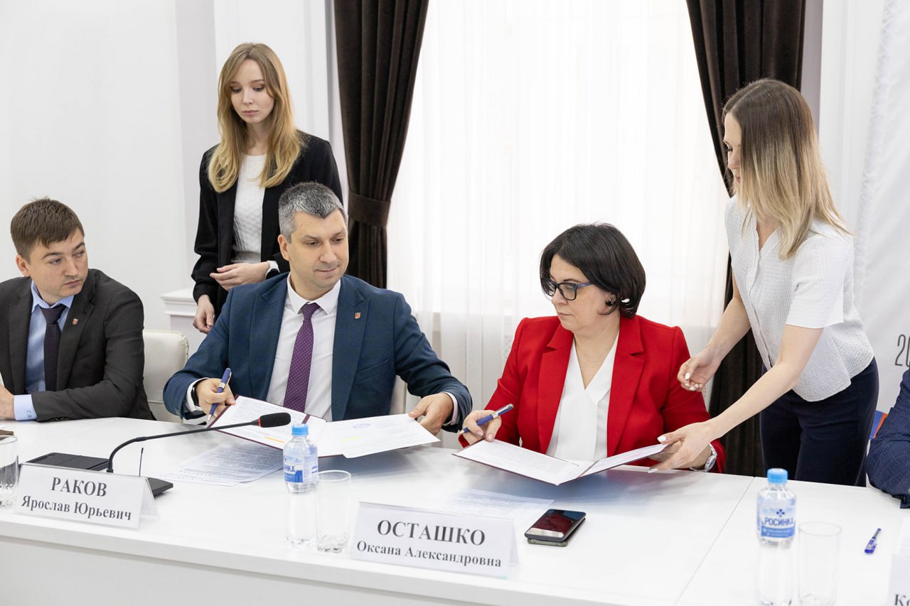 В Туле подписали соглашение о создании профессиональных кластеров Партнерами новых кластеров станут более 40 предприятий, организаций образования и здравоохранения. В 2026 задействуют 26 колледжей региона, более 70 предприятий и организаций, создадут: машиностроительные кластеры в Тульском государственном машиностроительном колледже им. Никиты Демидова и в Алексинском машиностроительном техникуме сельскохозяйственный на базе Сельскохозяйственного колледжа «Богородицкий» им. И.А. Стебута педагогический кластер в Тульском педагогическом колледже кластер в отрасли электротехнической промышленности в Ясногорском технологическом техникуме химический кластер в Алексинском химико-технологическом техникуме кластер в отрасли клинической и профилактической медицины в Тульском областном медицинском колледже. С 2022 года регион участвует в федеральном проекте «Профессионалитет». За три года созданы восемь кластеров в пяти отраслях экономики. Новые кластеры подготовят в ближайшие три года более 10 тысяч специалистов. За пять лет проект получит порядка двух с половиной миллиардов рублей финансирования, пятая часть — средства, вложенные работодателями. Федеральный проект «Профессионалитет» — часть национального проекта «Молодежь и дети»