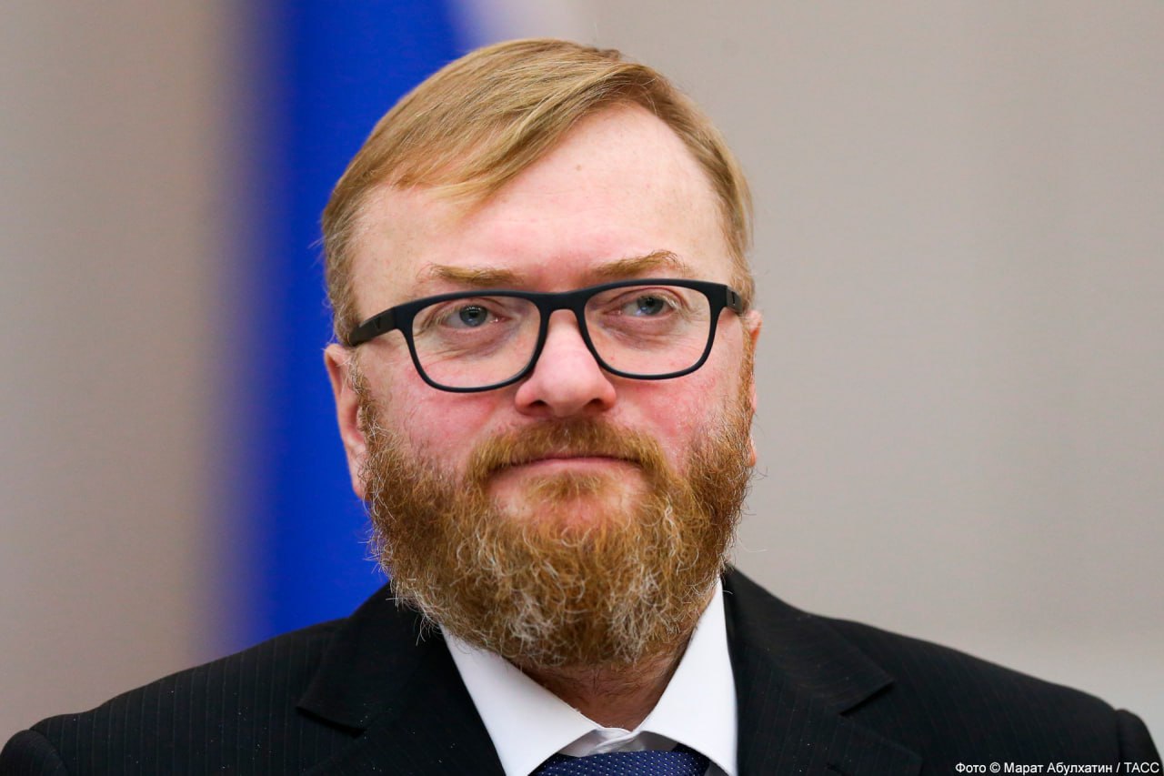 Мигранты-трансвеститы  заменяют российских проституток   Об этом в беседе с «Абзацем» заявил известный своей неустанной борьбой с проституцией депутат Госдумы Виталий Милонов.   По его словам, за последние годы все меньше россиян занимается этой противоправной деятельностью. Их заменяют иностранные граждане, в большинстве своем выходцы из Средней Азии  в том числе мужчины .  «Сейчас появилось новое явление: юноши из Средней Азии становятся трансвеститами и начинают продавать свое тело. За подобное занятие грозит депортация. Но ведь визу можно восстановить, а запрет на въезд в Россию – обжаловать. Могу отметить, что все меньше наших соотечественников втягивается в эту секту. К сожалению, они замещаются иностранцами, что для меня было шоком, ведь в мусульманских государствах подобное презирается еще сильнее, чем у нас. В ходе рейдов я общался с представителями этих кругов и они рассказали: те, кто уезжает заниматься проституцией, в курсе, что назад дороги нет, если об их «работе» на родине узнают. Их просто не примут в обществе», – рассказал парламентарий.  Читайте статью до конца.   Движение ЛГБТ признано экстремистским и запрещено в России.  Подпишитесь на «Абзац»   Добавьте «Абзац» в ленту «Дзена»