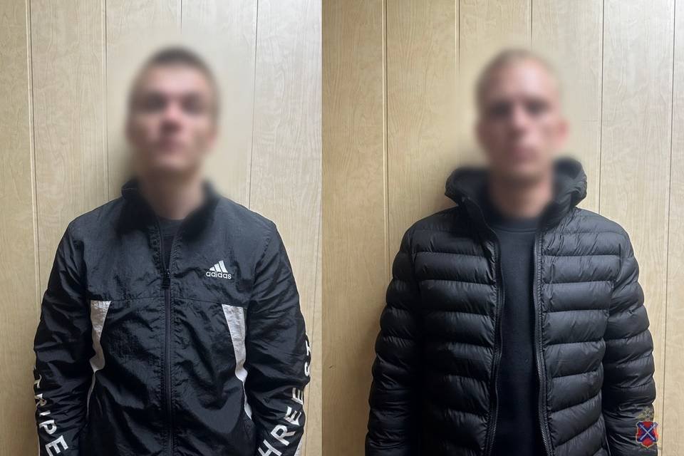 Двух волгоградцев задержали за разбой Возбуждено уголовное дело В полицию Красноармейского района Волгограда обратился 37 летний местный житель Он рассказал что ночью на улице двое незнакомцев попросили у него сигареты Получив отказ мужчины начали спорить а затем напали на него В ходе конфликта нападавшие избили пострадавшего и забрали его телефон после чего скрылись Сотрудники уголовного розыска отдела полиции Красноармейского района быстро нашли и задержали подозреваемых Ими оказались ранее осужденные 23 летний и 29 летний жители города При обыске у задержанных полицейские нашли украденный телефон Следователем районного отдела полиции в отношении задержанных возбуждено уголовное дело по признакам преступления предусмотренного ч 2 ст 162 УК РФ Разбой совершенный группой лиц Они задержаны в порядке ст 91 УПК РФ решается вопрос об избрании им меры пресечения в виде заключения под стражу сообщает ГУ МВД России по Волгоградской области