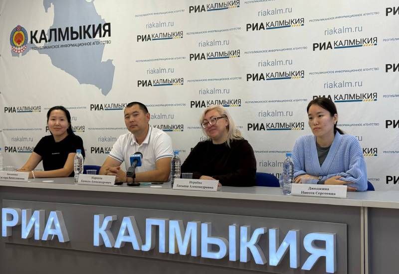 Подготовка волонтеров к III Международному буддийскому форуму выходит на финишную прямую В Калмыкии 25 сентября стартует одно из ключевых событий в религиозном мире III Международный буддийский форум Масштабное мероприятие которое продлится до 28 сентября объединит тысячи единомышленников для дискуссий в сферах образования культуры и делового сотрудничества Как неоднократно подчеркивали Президент РФ Владимир Путин и Глава Калмыкии Бату Хасиков душой любого крупного события являются волонтеры О том как идет подготовка добровольцев к предстоящему форуму рассказали на брифинге в пресс центре РИА Калмыкия В обсуждении приняли участие руководитель Агентства по делам молодежи Калмыкии Камиль Маркеев старший специалист Республиканского центра молодежи Инесса Джоджина председатель совета регионального отделения Движение Первых Саглара Анханова а также архитектор федеральных образовательных программ тренер и коуч Татьяна Играёва Регистрация волонтеров на платформе Добро рф началась еще в августе По словам Камиля Маркеева заявки на участие в форуме подали около 800 человек Заявки поступают от осознанных людей разного возраста от несовершеннолетних с 14 лет до волонтеров серебряного возраста Официально через платформу Добро рф заявки подали 721 человек но фактически желающих больше уточнил Маркеев Он добавил что по поручению Бату Хасикова для добровольцев организовано полноценное питание создан мерч с логотипом форума иногородним предоставят жилье Также для волонтеров будет работать бесплатный общественный транспорт обеспечена устойчивая связь от оператора Мегафон и открыт центральный волонтерский штаб Волонтерская программа начнется 19 сентября В ее работе примет участие основной костяк 400 человек из которых 70 представляют 38 регионов России Несмотря на то что основной состав уже сформирован заявочная кампания продолжается формируется резерв Волонтеры у нас не только разного возраста но и с разным опытом Это говорит о высокой заинтересованности людей в том чтобы провести III Международный буддийский форум на высшем уровне отметила Саглара Анханова По ее словам на данном этапе уже определены руководители по всем функциональным направлениям а образовательная программа для волонтеров стартовала сегодня За ее реализацию отвечает тренер и коуч Татьяна Играёва которая уверена что российские волонтеры одни из лучших в мире Они всегда с душой знаниями опытом и любовью к Родине включаются в работу Всегда расскажут и подскажут с какой стороны лучше видно сцену куда сходить и где лучше сесть Волонтеры это сердце и душа любого мероприятия Хоть мы в Калмыкии впервые но здесь ярко чувствуется единение всего сущего Волонтеры Калмыкии не только помогают но и влюбляют в место в котором живут поделилась Играёва Она добавила что для участников мероприятий волонтеры являются лицом события и связующим звеном между организаторами артистами и гостями Любой крупный форум становится точкой притяжения для добровольцев со всей России которые приезжают не только ради работы но и для знакомства с коллегами Именно на это нацелена образовательная программа важно чтобы каждый волонтер осознавал значимость своей роли Они не просто выполняют отдельные задачи а обеспечивают эффективное взаимодействие между всеми участниками форума В рамках обучения добровольцы проходят несколько блоков разбирают возможные нештатные ситуации учатся командной работе и осваивают навыки коммуникации Особая ответственность ляжет на местных волонтеров которые будут помогать в логистике как гостям республики так и иногородним коллегам Инесса Джоджина уточнила что 70 иногородних волонтеров прибудут в Калмыкию 19 сентября прямо со Всемирного фестиваля молодежи в Нижнем Новгороде Читайте новость на сайте РИАКалмыкия РеспубликаКалмыкия
