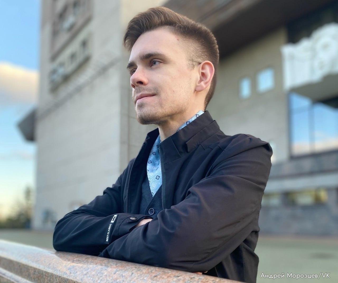 Пять лет колонии получил хабаровский студент и герой текста 7х7 по делу о покупке лекарства от расстройства сна Центральный районный суд Хабаровска 5 ноября приговорил Андрея Морозцева к пяти годам колонии строгого режима по делу о пересылке и покушении на контрабанду наркотиков в крупном размере статьи 228 1 и 229 1 УК РФ сообщили 7х7 его близкие Извините но я не справился История закончилась в этот раз полностью Я правда сделал все что было в моих силах Я прожил короткую но счастливую и яркую жизнь видел много прекрасных вещей встречал искренность и доброту любовь понимание и заботу написал студент перед приговором Обвинение запрашивало для Морозцева 11 лет колонии Защита студента считает что его действия подпадают под административную статью о нарушении ограничений на ввоз товаров статья 16 3 КоАП РФ Он не заверил медицинские документы и не учел таможенные ограничения Андрей Морозцев страдает гиперсомнией редкой и неизлечимой болезнью приводящей к повышенной сонливости Для облегчения состояния используют препараты на основе модафинила или армодафинила контрабанду которого и вменяли студенту Весной 2023 года Морозцев заказал лекарство из Индии по почте и стал фигурантом уголовного дела Защита сообщала о возможной фальсификации дела посылку студента вскрывали дважды и сначала там были таблетки с одной маркировкой а потом с другой Как Андрей Морозцев объединил десятки людей с гиперсомнией в попытках добиться легализации лекарства от нее читайте в материале 7х7 Хабаровскийкрай