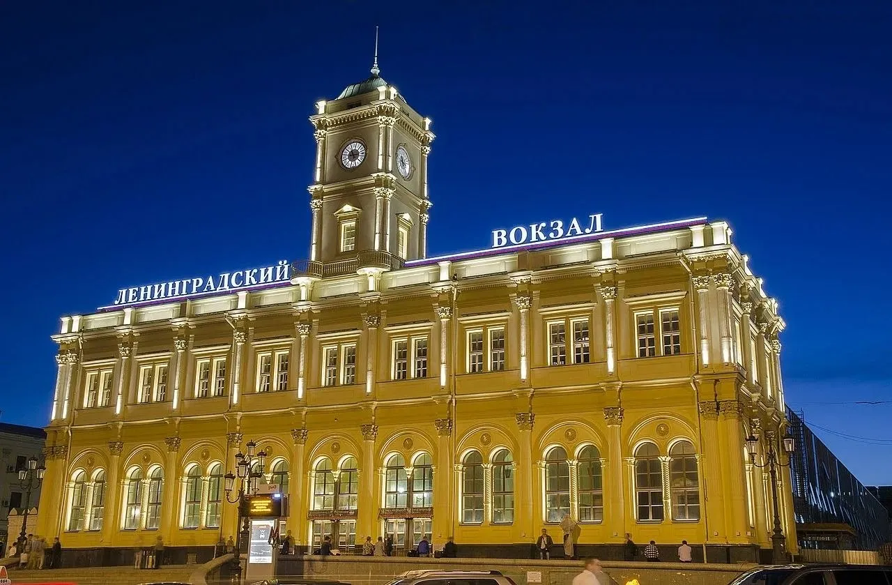 Стала известна планируемая дата открытия здания Ленинградского вокзала 22 мая С августа 2024 года здание вокзала было закрыто на масштабную реконструкцию Тогда власти обусловили ремонт интеграцией в единую систему московского транспорта Теперь спустя почти два года она завершилась Подписаться на PRO transport Telegram MAX