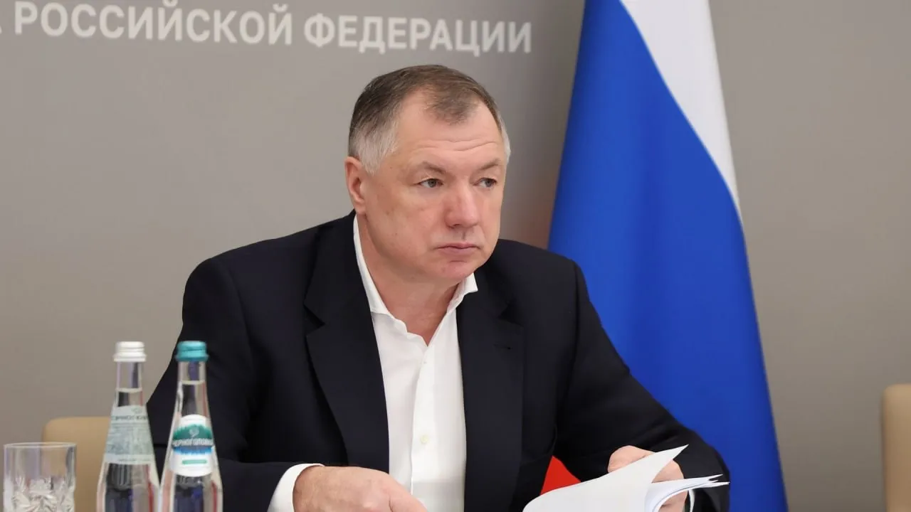 Россия опередила Китай по вводу жилья на душу населения Мы строим сегодня больше на душу населения чем строят китайцы Китайцев просто много поэтому масса большая заявил вице премьер России Марат Хуснуллин Вот и живите теперь с этим По данным Национального бюро статистики Китая в 2025 году в Поднебесной введено 428 30 млн кв м В России в прошлом году ввели почти в 4 раза меньше 108 1 млн кв м Население Китая 1 405 млрд по прежнему более чем в 9 5 раз превышает население России 146 млн Китай находятся в затяжном кризисе цены на жилье и спрос падают шестой год подряд инвесторы резко сократили вложения в новое строительство так как много нераспроданных остатков Подпишитесь на Про квадраты