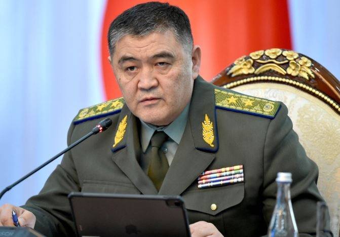 Глава ГКНБ Кыргызстана поручил найти и привязать к столбу подрядчика.  Глава ГКНБ Кыргызстана Камчыбек Ташиев поручил милиции срочно найти владельца стройкомпании «Бета групп», которая до сих пор не завершила укладку 9,5 км дороги на улице Ленина в Нарыне.  Ранее в соцсетях появились сообщения о том, что после визита Ташиева дорожные работы продолжались всего 2–3 дня, а затем вновь остановились. Мэр Нарына сообщил, что две крупные дороги в городе — улицы Шералиева и Ленина, ремонтирует компания «Бета групп», однако работы практически не продвигаются.  «Если он в Бишкеке — найдите в Бишкеке, если в Нарыне — в Нарыне. Если не придёт — скажите бишкекским коллегам, пусть найдут, задержат и привезут. Пока дорога не будет завершена — привяжите к столбу и даже не кормите!» — заявил Ташиев.  Глава Минтранса в ответ пообещал завершить ремонт улицы Шералиева до 10 августа, а улицы Ленина — до 20 сентября.
