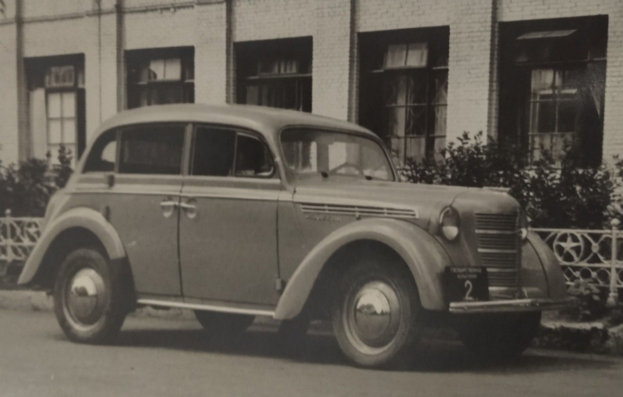 4 декабря 1946 года в Москве был собран первый легковой автомобиль «Москвич-400»  Где только не проверяли эти машины на прочность: на бездорожье, в заболоченной местности, в глубоких песках и даже на переправах вброд через реку.   Все испытания «Москвич» прошëл успешно!     «Узнай Москву»