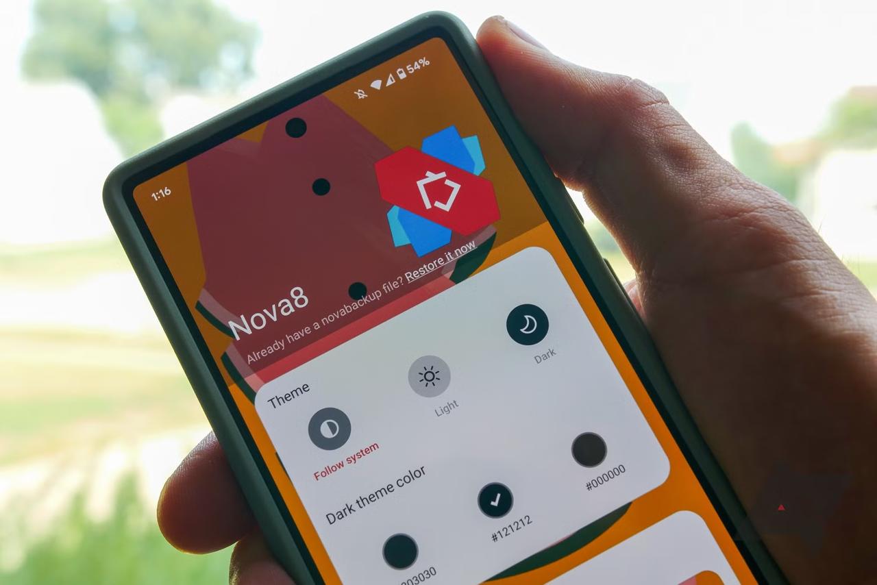 Nova Launcher один из самых популярных лаунчеров для Android фактически прекратил своё существование Приложение было создано Кевином Барри в 2011 году а в 2022 его приобрела компания Branch специализирующаяся на статистике и аналитике В 2024 году Branch уволила всех сотрудников занимавшихся разработкой лаунчера Его создатель Кевин Барри остался управлять проектом в одиночку В сентябре 2025 года Кевин Барри заявил что уволился из Branch Разработка Nova Launcher прекращена но открыть исходный код лаунчера руководство Branch не разрешило 9to5Google новости iphonesru