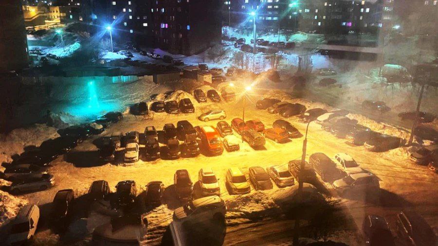 Реализация важного инвестиционного проекта похоже отменяется Жителям на Седова удалось отстоять парковку Жители улиц Седова и Кильдинской уже не первый раз обращают внимание властей на проблемы которые появились с началом строительства магазина в микрорайоне Он не только занял парковку и площадку для установки ёлки но и фактически закрыл единственный в этом месте пешеходный проход Кроме того припаркованные в этом месте автомобили строители растаскивали тракторами чтобы установить забор Андрей Владимирович обращаемся к Вам по поводу ситуации возникшей в результате строительства нового торгового объекта на территории нашего района Седова 18 Строительство данного магазина существенно нарушает комфорт проживания местных жителей создавая проблемы с транспортной доступностью и общим благоустройством окружающей среды Жители района не могут пройти из за скользких дорог огромного количества снега мусоровозы не могут проехать из за припаркованных машин и все вытекающие из этого проблемы Просим Вас оказать содействие в скорейшем разрешении сложившейся ситуации путём принятия мер административного воздействия либо организации переговоров с застройщиком с целью минимизации негативных последствий для населения Надеемся на понимание и конструктивное решение вопроса в кратчайшие сроки написала Марина под трансляцией оперативного совещания Обращение от лица 702 жителей 406 микрорайона с просьбой защитить их от действий Арктического резидента ущемляющего права граждан все выходные пополняло соцсети губернатора Во время оперативного совещания глава города Мурманска Иван Лебедев анонсировал вечером встречу с жителями и резидентом однако чуть позже во время оперативки Министр развития Арктики и экономики Мурманской области сообщила о том что с представителями компании будет расторгнут договор о резиденстве У нас прошла комиссия 10 декабря по резидентам АЗРФ принято решение о расторжении в связи с отклонениями по проекту которые он допускал Сейчас соглашение о расторжении было направлено резиденту сообщила Светлана Панфилова Так что скорее всего никакой стройки в микрорайоне не будет