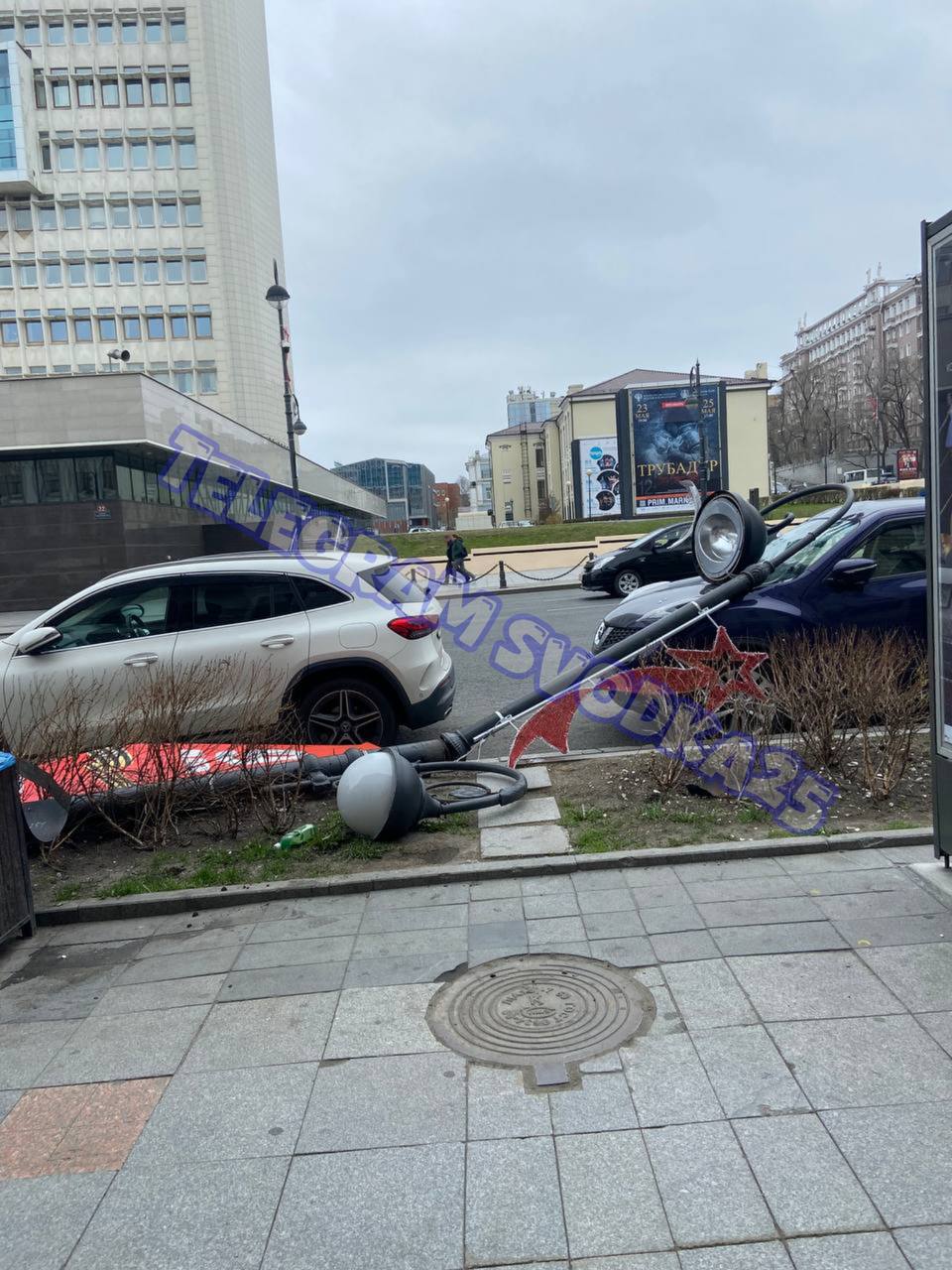 Во Владивостоке на Светланской фонарь освещения обрушился на припаркованный авто и пробил ему лобовое Нам пишут, что только что на Светланской напротив площади фонарь освещения вырвало из земли, после чего он обрушился на лобовое припаркованного автомобиля Nissan Juke. Новая фобия. Админу