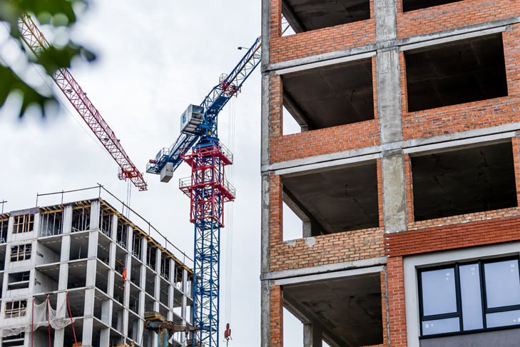 Новосибирская область удерживает лидерство в Сибири в сфере строительства по итогам 2025 года Из отчета и о министра строительства региона Дмитрия Тимонова следует что Новосибирская область остается лидером строительной отрасли в Сибири Показатели 2023 2024 годов это результат ажиотажного перегрева рынка Это с одной стороны дало рекордные объемы строительства как социальных объектов так и особенно жилья но не без экономических последствий и рост стоимости квадратного метра это одно из последствий При этом надо признать что уровень строительства который мы достигли в 2019 2020 годах достойный для Новосибирской области и этот уровень нам надо удерживать Поэтому главная задача выполнить плановые показатели этого года подчеркнул губернатор Андрей Травников Подписаться на наш канал в MAX