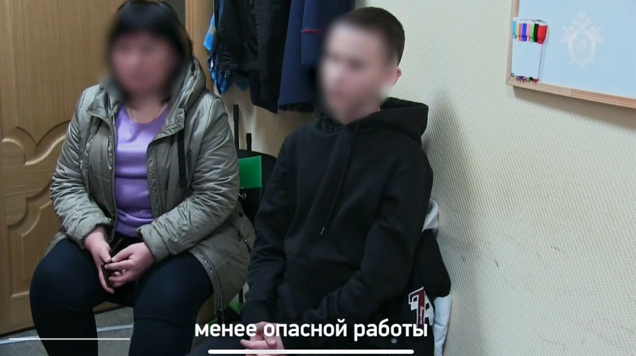 Школьник получил 7 лет колонии за попытку поджечь военкомат Военный суд приговорил 14 летнего жителя Тверской области к семи годам воспитательной колонии за попытку поджога военкомата передает ArbatMedia 2 й Западный окружной военный суд вынес приговор подростку из города Вышнего Волочка Об этом сообщили представители Следственного комитета Суд признал школьника виновным в участии в деятельности террористической организации и покушении на совершение террористического акта Наказание он будет отбывать в воспитательной колонии Следствие установило что в мае 2025 года подросток получил указания от куратора из Украины через мессенджер Школьник подготовил три бутылки с зажигательной смесью и направился к зданию военного комиссариата однако сотрудники силовых структур задержали его до совершения поджога Следственный комитет утверждает что несовершеннолетний состоял в запрещенной в России террористической организации Прислать новость