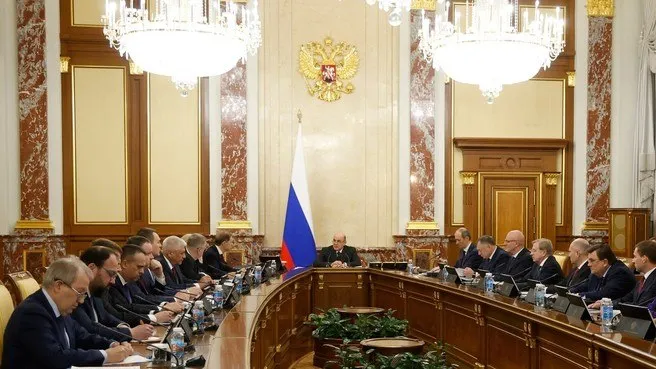 Правительство России дополнительно направит около 2 5 млрд рублей на поддержку Херсонской области Федеральное правительство продолжает системно поддерживать Херсонскую область Премьер министр Михаил Мишустин сообщил о дополнительном финансировании около 2 5 млрд рублей направят на устойчивость регионального бюджета выполнение социальных обязательств и закупку специализированных машин скорой помощи Ещё порядка 2 млрд рублей выделят на формирование надёжного электросетевого комплекса в исторических регионах включая Херсонскую область Средства пойдут на оборудование и создание аварийного резерва чтобы при повреждениях быстрее восстанавливать подачу света людям и предприятиям Подписывайтесь на мой канал в MAX