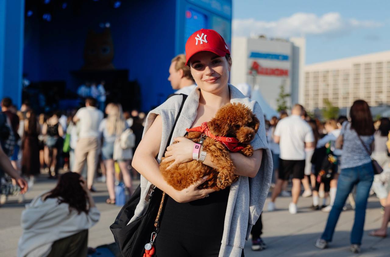 Минувшие выходные 40 тысяч москвичей и 10 тысяч питомцев провели на фестивале «Лапки» VK и mos.ru организовали выступления артистов и блогеров, лекции от экспертов о стиле и уходе за питомцами и мастер-классы по созданию будок, игрушек и одеял для животных. Но на этом милота не заканчивается: самое важное — гости познакомились с животными из приютов, благодаря чему 30 пушистиков обрели дом. Такой антистресс нужен каждые выходные — требуем больше таких фестивалей!