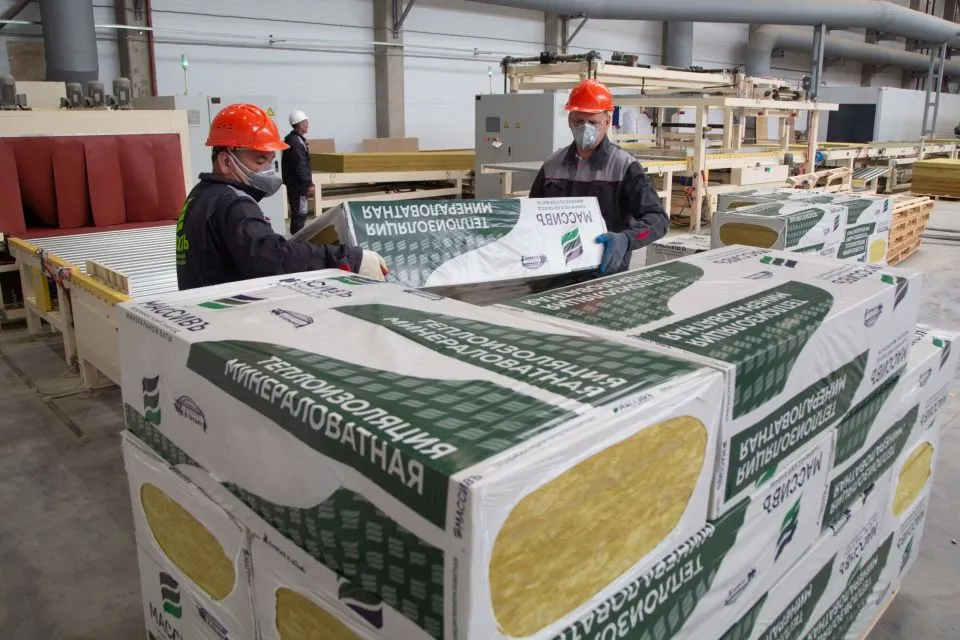Десятки тысяч тонн продукции и 75 новых рабочих мест в Крыму открыт Таврический завод минеральной ваты В Крыму при поддержке Фонда развития промышленности России открыт Таврический завод минеральной ваты сообщил председатель Госсовета РК Владимир Константинов Производственные мощности предприятия позволяют выпускать в год 30 тысяч тонн продукции Этого объёма хватит для обеспечения минеральной базальтовой ватой не только Крыма но и новых субъектов России регионов Южного федерального округа отметил он Также с открытием завода который не имеет аналогов в республике создано порядка 75 рабочих мест Для строительной отрасли открытие предприятия важное событие Такие проекты повышают инвестиционную привлекательность Крыма делают нашу республику современнее подчеркнул Константинов Читай Подробнее