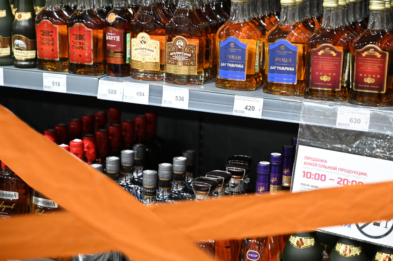 17 ноября 2024 года на территории Запорожской области вводится полный запрет на розничную продажу алкогольной продукции В соответствии с Законом Запорожской области от 29 07 2024 39 О государственном регулировании в области розничной продажи алкогольной продукции и спиртосодержащей продукции и об установлении ограничений их реализации на территории Запорожской области запрещается розничная продажа алкогольной продукции 17 ноября в Международный день студентов Запрет вводится на реализацию крепкого алкоголя а также на продажу пива пивных напитков сидра пуаре медовухи Исключение предприятия осуществляющие продажу алкогольной продукции при оказании услуг общественного питания За нарушение предусмотрен административный штраф Министерство экономического развития во ВКонтакте подпишитесь