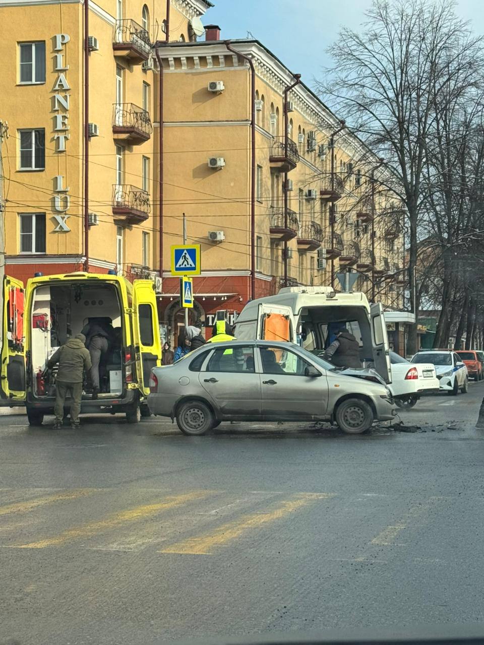 Во Владикавказе на пересечении улиц Ватутина и Бутырина произошло ДТП На месте работает скорая и реанимацию есть пострадавшие Детали уточняются region15 ru
