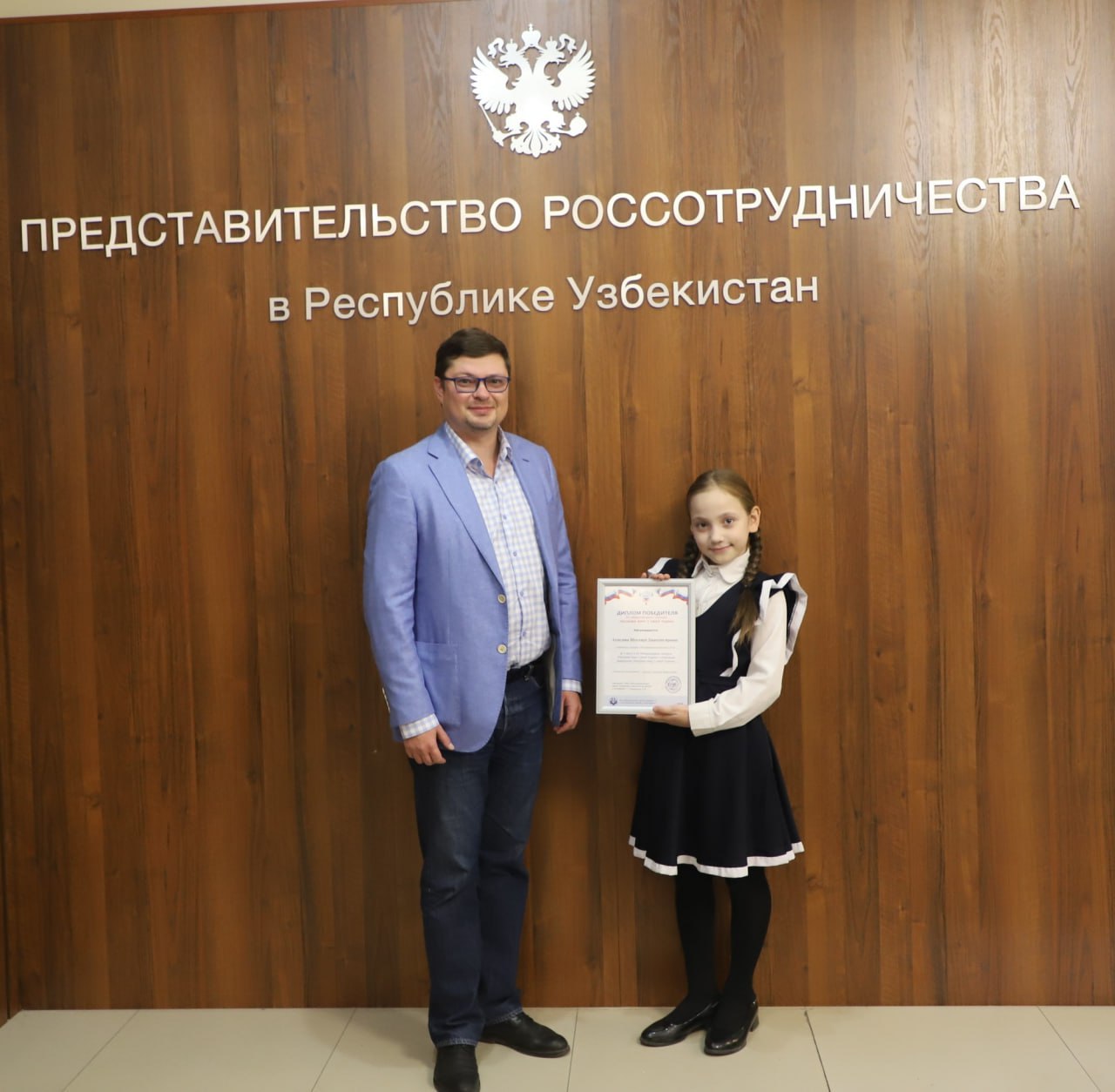 Сегодня в Русском доме в Ташкенте за участие в Седьмом международном конкурсе Расскажи миру о своей Родине наградили Шохмиру Ахмедову второклассницу общеобразовательной школы 91 г Ташкент за 3 е место в номинации Видеоролик Наставник Гульчехра Азизова Мы искренне поздравляем нашего победителя и желаем новых побед в учебе и будущих творческих конкурсах
