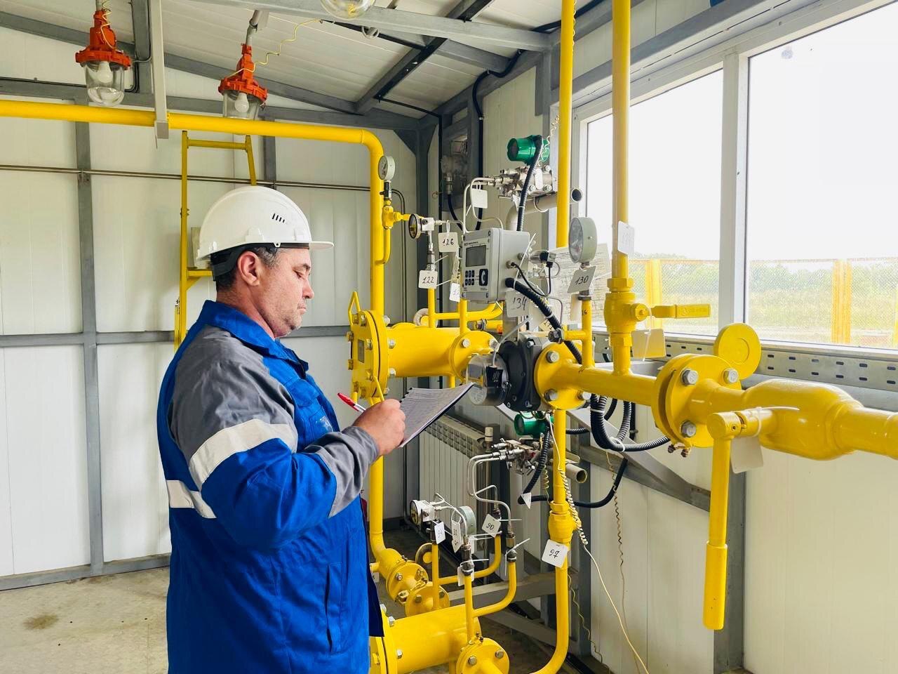 Газ пришел в село Быков! Специалисты «Газпром газораспределение Южно-Сахалинск» построили и ввели в эксплуатацию распределительный газопровод в селе Быков Долинского района Сахалинской области. «Программа реализуется в рамках национального проекта «Инфраструктура для жизни». Газификация - важный аспект улучшения качества жизни в городском округе. Переход на экологичный вид топлива - также особый приоритет губернатора региона Валерия Лимаренко. Поддержка населения, в том числе упрощение процедуры газификации, ведется в рамках проекта губернатора «Забота. Защита. Уважение». – отметил министр энергетики Дмитрий Куварин. Объект протяжённостью почти 12 километров создал возможность подключения 136 домовладений. Жители села уже заключили 24 договора на присоединение к новым газовым сетям. Призываем жителей активнее готовить свои домовладения к приему газа, чтобы встретить холодный сезон в тепле и уюте с экологически чистым источником энергии, - отметил главный инженер - первый заместитель генерального директора ООО «Газпром газораспределение Южно-Сахалинск» Фёдор Круч. #МинэнергоСахалинКурилы #Газификация