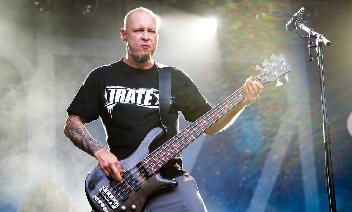 Умер член легендарной группы Limp Bizkit бас гитарист Сэм Риверс Ему было всего 48 лет Сэм Риверс был одним из основателей Limp Bizkit его смерть подтвердили члены группы Ранее музыкант имел серьёзные проблемы со здоровьем даже перенëс трансплантацию печени но все равно вернулся к музыке Риверс участвовал в записи таких хитов как Behind Blue Eyes Take a Look Around и других Точная причина смерти пока выясняется Подписывайтесь на Бердянск Актуально Всегда актуальные новости