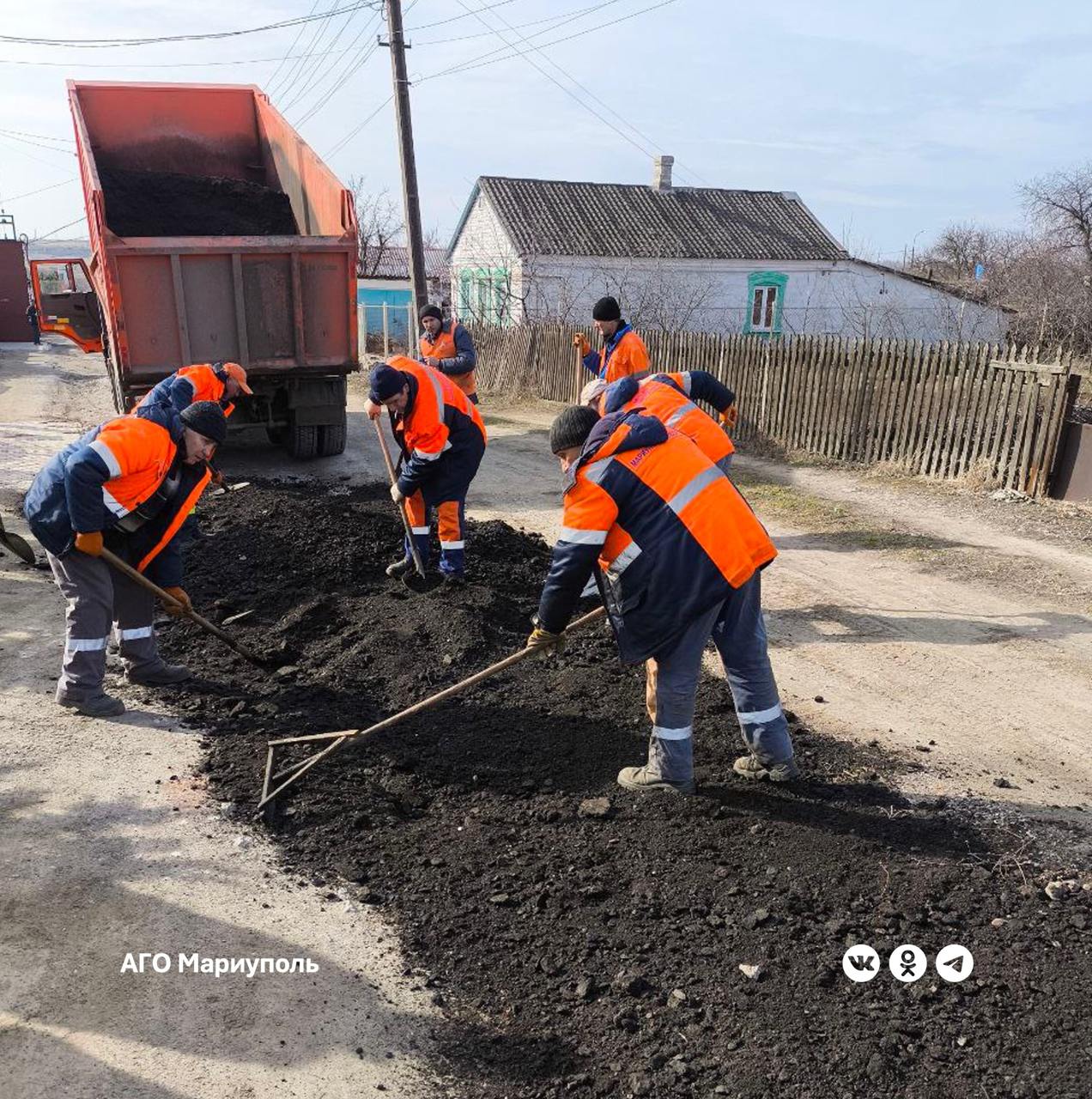 В посёлке Старый Крым завершён ремонт дорожного полотна, который был инициирован в ответ на обращения местных жителей.   В течение недели специалисты предприятия провели комплекс работ на улицах Гранитной, Куйбышева, Ленина, Комсомольской, Крупской и Кирова. Основной задачей было устранение дефектов покрытия проезжей части.   Дорожные мастера тщательно засыпали ямы и неровности асфальтовой крошкой, что повысило безопасность и комфорт передвижения для автомобилистов.   В результате проведённых работ в посёлке было обновлено 700 квадратных метров дорожного покрытия.