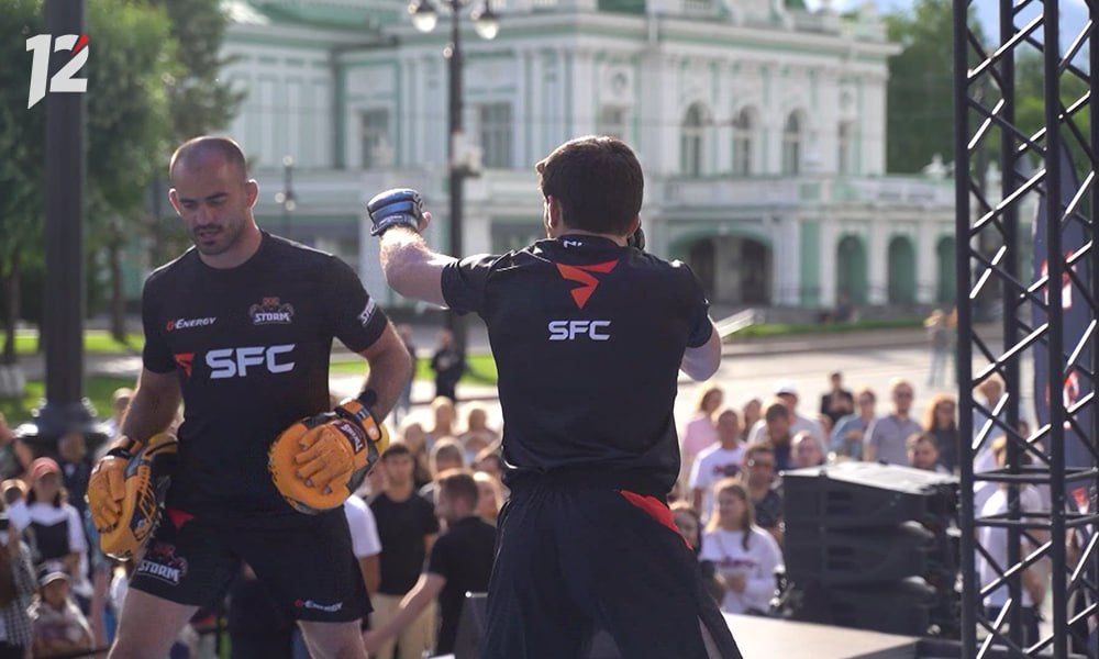В Омске пройдёт зрелищный турнир SFC 11 Турнир SFC 11 Александра Шлеменко стартует в эту субботу, 12 июля, на «G-Drive Арене». В 13 поединках сойдутся титулованные бойцы, включая воспитанника ШТОРМа Станислава Набояна и бразильца Фернандо Сильву. Главным событием вечера станет бой самого Шлеменко против чемпиона Европы по бразильскому джиу-джитсу Гильерме Кадены. Прямую трансляцию всего турнира покажет 12 канал в прямом эфире. Начало трансляции в 18:00.