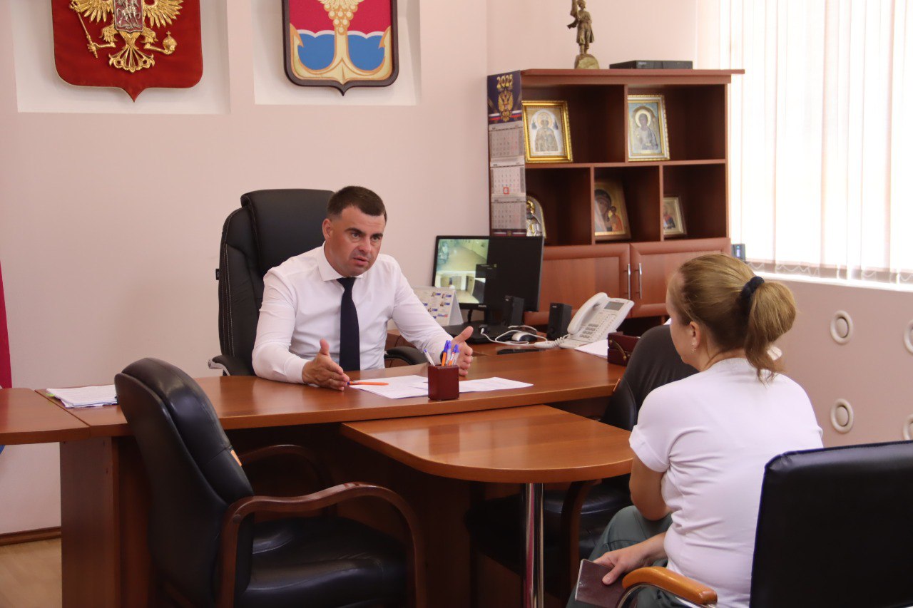 Провел прием граждан, в рамках которого рассмотрел вопросы жителей района касающиеся отсыпки дорог, строительства новых сетей водоснабжения и земельных отношений. По всем озвученным вопросам даны разъяснения с привлечением профильных специалистов, оказана необходимая консультативная помощь и даны соответствующие поручения.