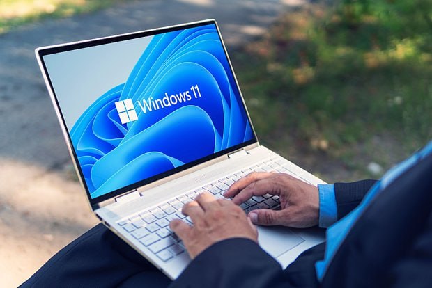 СОФТ   MICROSOFT ПООБЕЩАЛА УСКОРИТЬ WINDOWS 11  Корпорация Microsoft впервые начала собирать данные о замедлении работы Windows 11 и бороться с его причинами. На это обратило внимание издание Windows Latest.  Журналисты рассказали, что компания призвала пользователей программы бета-тестирования Windows Insider делиться информацией о замедлении работы операционной системы  ОС . В документе поддержки специалисты компании заявили, что серьезно заинтересованы в повышении производительности Windows 11 и пообещали реагировать на все жалобы.  «В рамках наших обязательств по улучшению производительности Windows теперь собираются журналы, когда ваш компьютер испытывает замедление или начинает хуже работать», — объяснили в Microsoft. Интерфейс обратной связи стал доступен в специальном разделе настроек ОС.  По словам авторов Windows Latest, проблема снижения производительности может стоять остро после перехода с Windows 10 на Windows 11. «Если вы недавно перешли на Windows 11, то наверняка заметили разницу, и особенно это касается старых компьютеров», — подчеркнули авторы. Также они отметили, что в будущем обновлении Windows 11 25H2 инженеры Microsoft пообещали улучшить производительность системы.  ФОТО: Melnikov Dmitriy / Shutterstock / Fotodom  #аврорамедиа_софт    Telegram-экосистема АВРОРА МЕДИА МЕДИА   НОВОСТИ   РЕГИОН   ЛАЙФ   СПОРТ   ГЕРЛЗ   ХАЙТЕК   ПЕРСОНЫ   ИНСАЙД   КРИМИНАЛ   МОЛОДОСТЬ   LIVE   АВРОРА МЕДИА YOUTUBE   RUTUBE