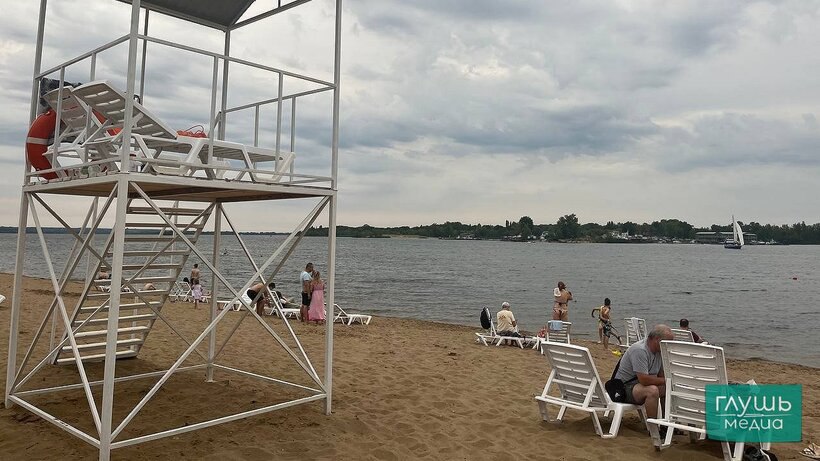 С июня в Саратовской области утонули 25 человек, из них шесть детей  С начала лета на акваториях Саратовской области утонули 25 человек, в том числе шесть детей. Об этом сообщает пресс-служба ГУ МЧС по Саратовской области сегодня, 2 августа.  Также сотрудники МЧС напоминают важные правила поведения на водных объектах:   купаться следует в специально оборудованных местах;  не входить в воду в состоянии алкогольного опьянения;  в воде следует находиться не более 10-15 минут  при переохлаждении тела могут возникнуть судороги ;  не подплывать близко к идущим судам;  не прыгать в воду и не нырять в неизвестных местах  можно удариться головой о грунт, корягу, сваю ;  недопустимы грубые игры на воде  нельзя подплывать под купающихся, «топить», подавать ложные сигналы о помощи ;  не оставлять возле воды малышей  они могут оступиться, упасть, захлебнуться водой или попасть в яму ;  с осторожностью плавать на надувных матрасах, кругах  ветром или течением их может отнести далеко от берега, а волной – захлестнуть ;  не использовать гребные и моторные плавсредства, водные велосипеды и мотоциклы в зонах пляжей, в общественных местах купания при отсутствии буйкового ограждения пляжной зоны и в границах этой зоны;  не заплывать в зону акватории, где передвигаются катера и гидроциклы.  Заходите на наш сайт, это очень помогает редакции: