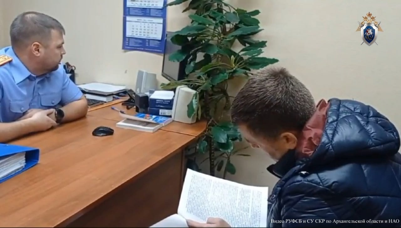 В Архангельске представители коммерческих организаций предстанут перед судом по обвинению в передаче коммерческого подкупа Региональными следственными органами СКР установлено, что обвиняемые с целью получения права на осуществление строительства, реконструкции, капитального ремонта объектов капитального строительства, участия в заключении договоров строительного подряда, обратились в саморегулируемую организацию с целью приема его общества в члены указанной саморегулируемой организации в сфере строительства. Руководство саморегулируемой организации зная, что в штате общества отсутствуют необходимые специалисты, предложили обвиняемым за коммерческий подкуп в виде денег незаконно включить и ежегодно осуществлять пролонгацию их членства в саморегулируемой организации путем оформления подложных документов. Согласившись на высказанное предложение, обвиняемые передали денежные средства в виде коммерческого подкупа руководству саморегулируемой организации, получив который, те подготовили подложные документы по включению коммерческих организаций и индивидуального предпринимателя в состав членов саморегулируемой организации, а в последствии осуществляли пролонгацию их членства в этой организации. Уголовные дела, возбужденные на основании материалов, представленных РУФСБ России по Архангельской области, направлены в суд для рассмотрения по существу.