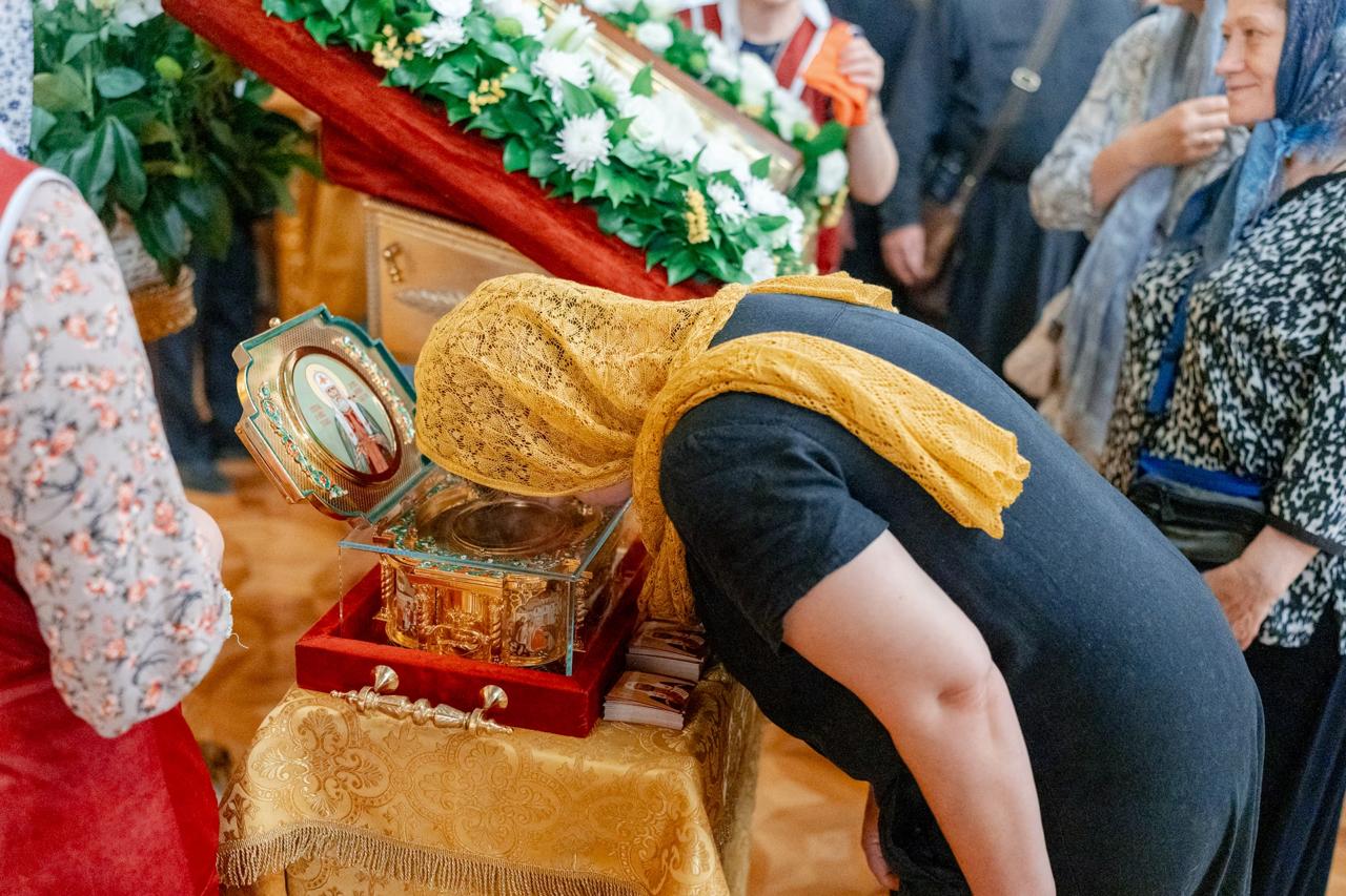 Фоторепортаж: мощи святителя Тихона встретили в Краснодаре Ковчег с частицей мощей святителя Тихона прибыл в Краснодар минувшей ночью. Святыню доставили в Свято-Екатерининский кафедральный собор, торжественную встречу возглавил митрополит Екатеринодарский и Кубанский Василий. Редакция «Кубань Информ» подготовила фоторепортаж с места. Мероприятия приурочены к 160-летию со дня рождения и 100-летию со дня кончины святителя Тихона. Он занимал пост Патриарха Всероссийского с 1917 по 1925 годы. Напомним, святыня будет находиться в Свято-Екатерининском кафедральном соборе с 14 по 16 июля. В эти дни храм будет открыт круглосуточно. Ежечасно в его стенах будут совершаться молебны с акафистом, посвященные святому. Все желающие могут приложиться к мощам и принять участие в молитве. Отправить новость Подписаться