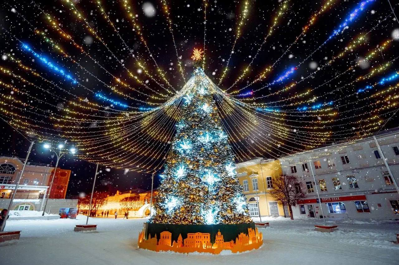 Елец объявлен новогодней столицей Липецкой области С 12 декабря по 8 января здесь пройдет фестиваль Ёлки Липецкой земли Гостей ждут десятки необычных новогодних композиций каждая из которых расскажет о традициях ремёслах и истории своего района