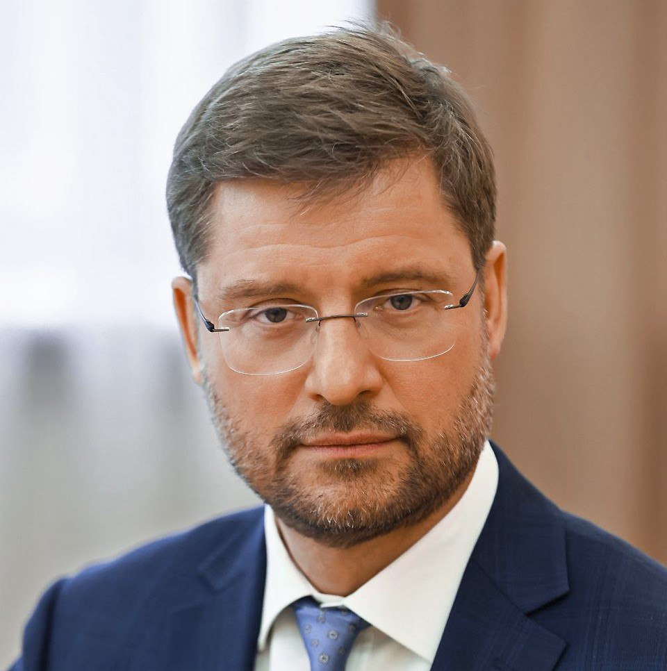 Назначен и о председателя правительства Красноярского края Губернатор Красноярского края Михаил Котюков назначил исполняющим обязанности председателя правительства региона Алексея Медведева Эта должность освободилась после того как прежний премьер Сергей Верещагин был избран мэром Красноярска Медведев ранее занимал должность заместителя руководителя регионального кабинета министров Он же может стать председателем правительства на постоянной основе Его кандидатуру губернатор представит на согласование ЗС Медведеву 54 года Он закончил Красноярский государственный университет по специальности Экономика и управление С января 2024 года зампред правительства Красноярского края До этого в разное время занимал должности министра экономики Московской области замруководителя федерального агентства научных организаций заместителя министра науки и высшего образования РФ Newslab в ТГ МАХ ОК ВК Дзен Буст