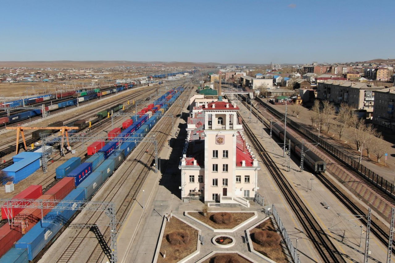 Грузопоток Забайкалья возрастёт в два раза к 2030 году В Забайкалье готовятся к серьёзному росту грузопотока через пункты пропуска. По прогнозам региональных властей, к 2030 году объём перевозок здесь увеличится почти вдвое. В основе оптимистичного сценария — масштабная реконструкция погранпереходов, их техническое переоснащение и запуск новых инвестиционных проектов, которые уже находятся в планах. Сейчас граница региона служит воротами для целого спектра грузов — от угля и руды до нефтепродуктов, техники, сельхозпродукции и товаров массового потребления. В 2024 году через пункты пропуска прошло около 25 миллионов тонн, а по итогам нынешнего года ожидается не менее 26 миллионов. «К 2030 году планируемый грузооборот значительно увеличится за счёт проводимой реконструкции и модернизации пунктов пропуска, а также планируемых к реализации новых инвестиционных проектов», — рассказала министр планирования и развития Альбина Корешкова. По расчётам, уже через пять лет этот показатель достигнет 42 миллионов тонн. #Забайкалье