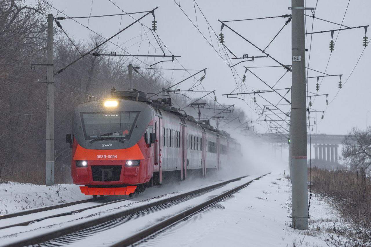 В связи с непогодой и ожидаемым ростом пассажиропотока по согласованию с Министерством транспорта и дорожного хозяйства Приморского края принято решение увеличить составность электропоездам следующим в направлении Мыса Чуркин Эта мера позволит пассажирам комфортнее добраться с работы домой избежав автомобильных пробок Так с 1 по 3 декабря в шестивагонном исполнении будут курсировать следующие электропоезда 7307 Владивосток Мыс Чуркин отправление в 18 26 6315 Мыс Чуркин Надеждинская отправление в 19 20 Фото Александр Яблоков