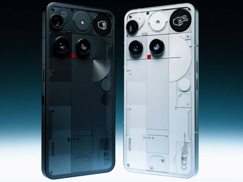 Nothing поймали на хитрости с Phone 3 Компания Nothing влетела в скандал пользователи заметили что примерные снимки с камеры Phone 3 показанные на витринных устройствах в Новой Зеландии оказались обычными стоковыми фото Под подборкой Вот что сняло наше сообщество нашлись кадры которые вообще не имеют отношения к смартфону Один из авторов фотограф Роман Фокс заявил что снимок фар он сделал на Fujifilm XH2s ещё в 2023 м а Nothing легально купила его на фотостоке но выдала за кадр с Phone 3 Журналисты обратились за комментарием и Nothing подтвердила да фото действительно не с нового смартфона Компания пообещала обновить витринные устройства и оставить там только реальные снимки сделанные на Phone 3 Но осадочек остался эксперты уверены что камеры современных смартфонов и так способны выдавать классные кадры а Nothing зря подставила свой бренд доверие потерять легко а вернуть сложно Как думаешь простят им такой фейл новости