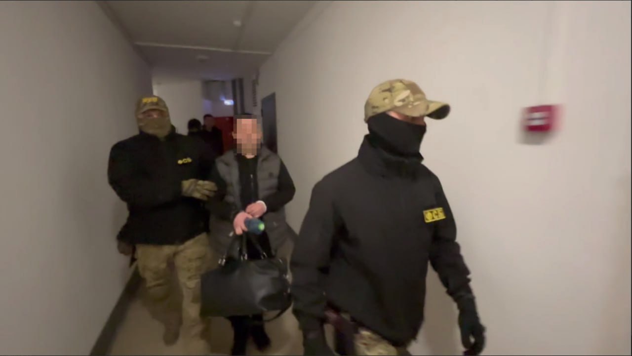 На бывшего главу челябинского фонда капремонта Виктора Тихоненко завели новые уголовные дела Речь идет о преступлениях совершенных в 2017 и 2019 годах Тогда Виктор Тихоненко занимал в фонде должность начальника челябинского отдела службы технического заказчика 1 По данным следствия подозреваемый получил от директора коммерческой организации взятки в сумме более 730 тыс рублей за помощь в заключении договоров на капремонт многоквартирных домов без соблюдения необходимых конкурсных процедур Также за деньги он способствовал беспрепятственным приемке и оплате работ Преступления выявили сотрудники ФСБ Сейчас Виктор Тихоненко находится под стражей Его арестовали 21 марта по обвинению в превышении должностных полномочий В апреле стало известно что на экс директора фонда капремонта завели дело о получении взятки Подписаться на канал ЕАН Челябинск