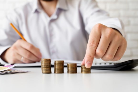 Около 190 млрд рублей компенсаций получили обманутые дольщики с 2019 года Около 190 млрд рублей выплачено пострадавшим дольщикам в России с 2019 года сообщили в пресс службе Фонда развития территорий ФРТ С 2019 года по федеральным механизмам помощь оказана 122 6 тыс человек из них половина граждан получили финансовую компенсацию вторая половина новое жилье Общий объем выплат со стороны Фонда за этот период составил порядка 190 млрд рублей Кроме того около 136 6 тыс человек восстановлены в правах через региональные механизмы отметил генеральный директор ФРТ Василий Купызин Подробнее   www ancb ru news read 20588 дольщики жилье компенсация