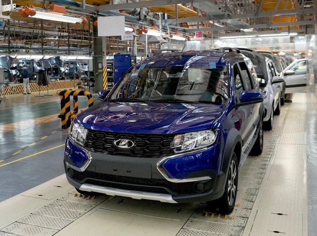 Российский автопром в мае показал двузначное падение По данным Росстата, за 5 месяцев 2025 года с российских конвейеров сошло 281 тыс. легковых автомобилей, что на 4% выше показателя за аналогичный период прошлого года. Между тем в мае было выпущено 35 тыс. машин – это на 18,5% меньше, чем год назад. Подробнее на сайте autostat.ru