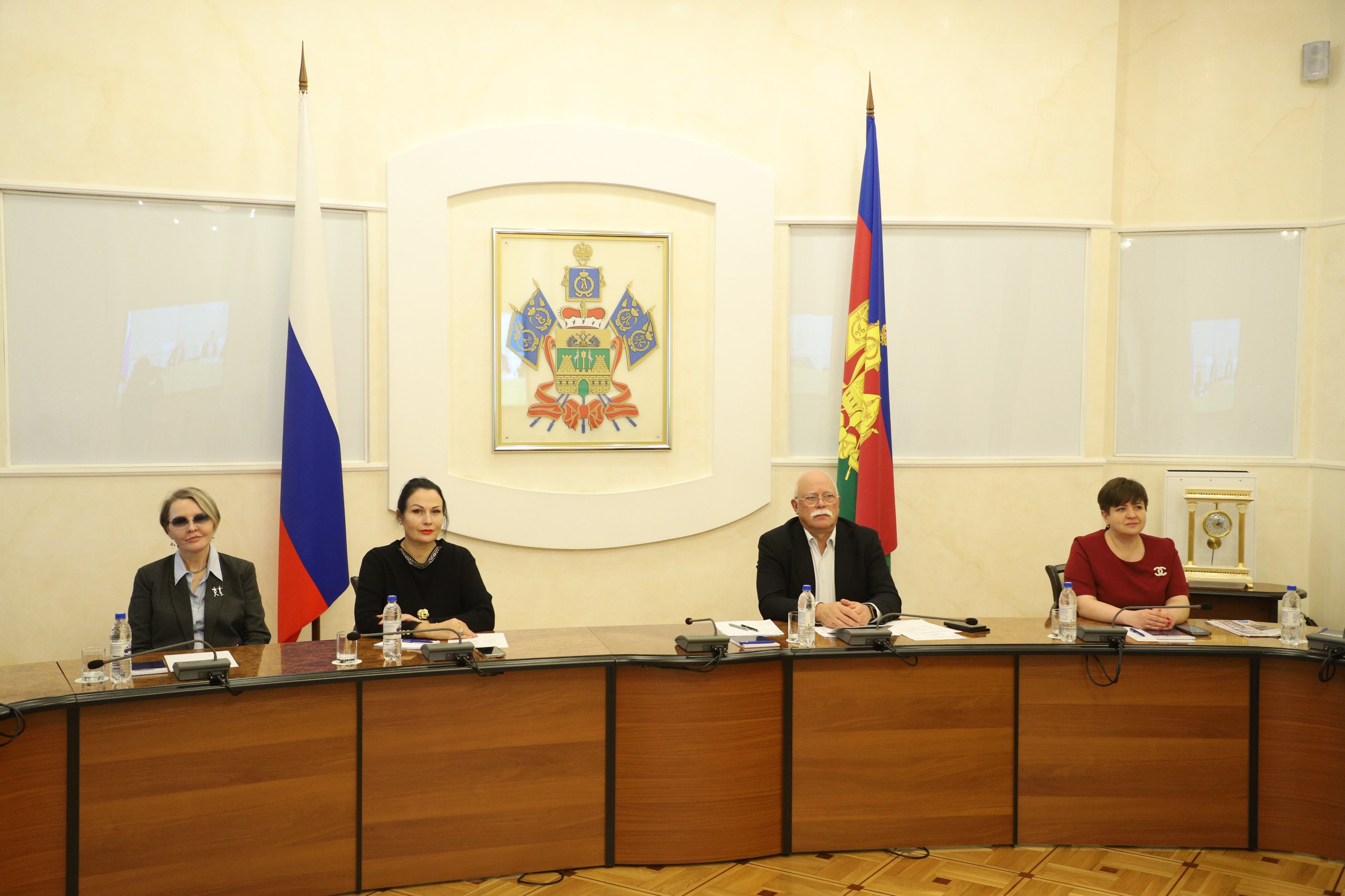 Председатель Госдумы РФ Вячеслав Володин провел заседание на котором был принят закон направленный на обеспечение здравоохранения квалифицированными кадрами и преодоление кадрового дефицита Соответствующие изменения будут внесены в федеральные законы Об основах охраны здоровья граждан в Российской Федерации и Об образовании в Российской Федерации а также ряд других документов По поручению председателя ЗСК Юрия Бурлачко в режиме видео конференц связи в работе принял участие заместитель председателя кубанского парламента председатель комитета по вопросам здравоохранения и социальной защиты населения Николай Петропавловский были приглашены представители министерства здравоохранения края руководители медицинских организаций Согласно данным которые привел председатель Госдумы на начало 2025 года не хватало 23 300 врачей и 63 600 человек из среднего медицинского персонала Люди ждут качественной медицинской помощи Это цель принимаемого решения Ждут когда мы это решение примем Ждет его и медицинское сообщество потому что сейчас все перегружены отметил на заседании Вячеслав Володин Законом предусмотрен порядок наставничества также определяется в каких медучреждениях в период работы с наставниками будут трудиться выпускники медицинских вузов и колледжей В соответствии с законом министерство здравоохранения РФ будет устанавливать перечень медицинских специальностей и направлений подготовки после завершения обучения по которым в отношении выпускников вузов и колледжей получивших медицинское образование и впервые прошедших первичную аккредитацию специалиста будет осуществляться наставничество Нормы о наставничестве будут действовать только в отношении медиков фармацевтов из этой системы исключили Конкретный срок наставничества также будет определяться Минздравом в зависимости от специальности или места нахождения организации в которой выпускник вуза или колледжа будет осуществлять медицинскую деятельность