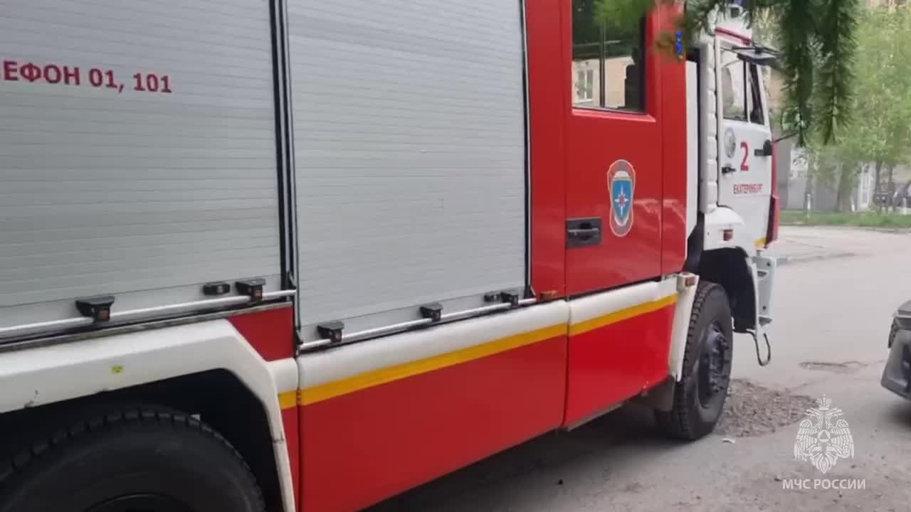 В Екатеринбурге сгорел белый Mercedes на улице Крауля