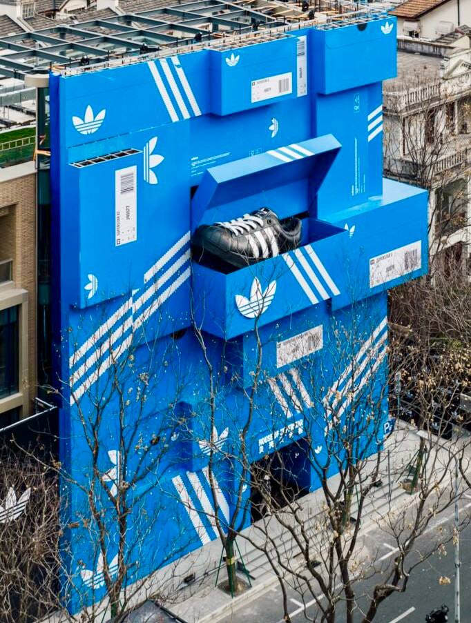 Adidas построил здание из фирменных коробок в Шанхае  ‍   Точнее достроил фасад трёхэтажного здания. Редкий случай, когда это не ИИ.     — Идеальный дом для котиков.   — Спасибо, что не ИИ.  ‍  — Как говорится, коробочное решение.    — На языке риэлторов: брендированная резиденция от известного международного фэшн-бренда. Мильон за метр.   Ваш —>   маркетинг