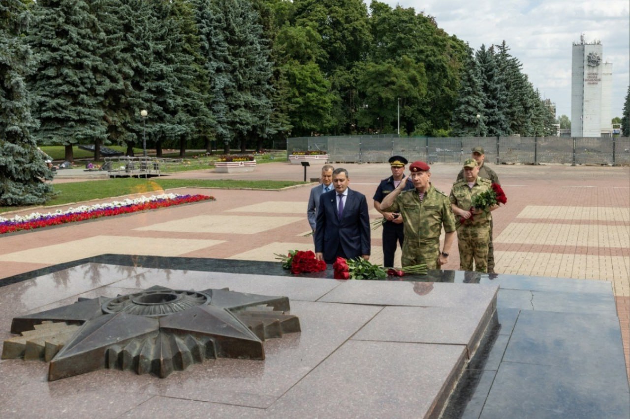 В честь Героя РФ Марата Тибилова заложен памятный камень в Курской области  Во время рабочего визита в Курскую область глава Росгвардии Виктор Золотов и временно исполняющий обязанности губернатора Александр Хинштейн приняли участие в закладке памятного камня для строительства Курского кадетского корпуса Росгвардии имени майора Марата Тибилова.   Они ознакомились с проектом будущего учреждения, общей площадью более 60 тыс. кв. м, которое будет включать учебный корпус на 350 учащихся, два жилых и спортивный корпуса.   После церемонии Золотов и Хинштейн возложили цветы к мемориалу «Памяти павших» и подписали соглашение о сотрудничестве в сфере патриотического воспитания и подготовки кадров.