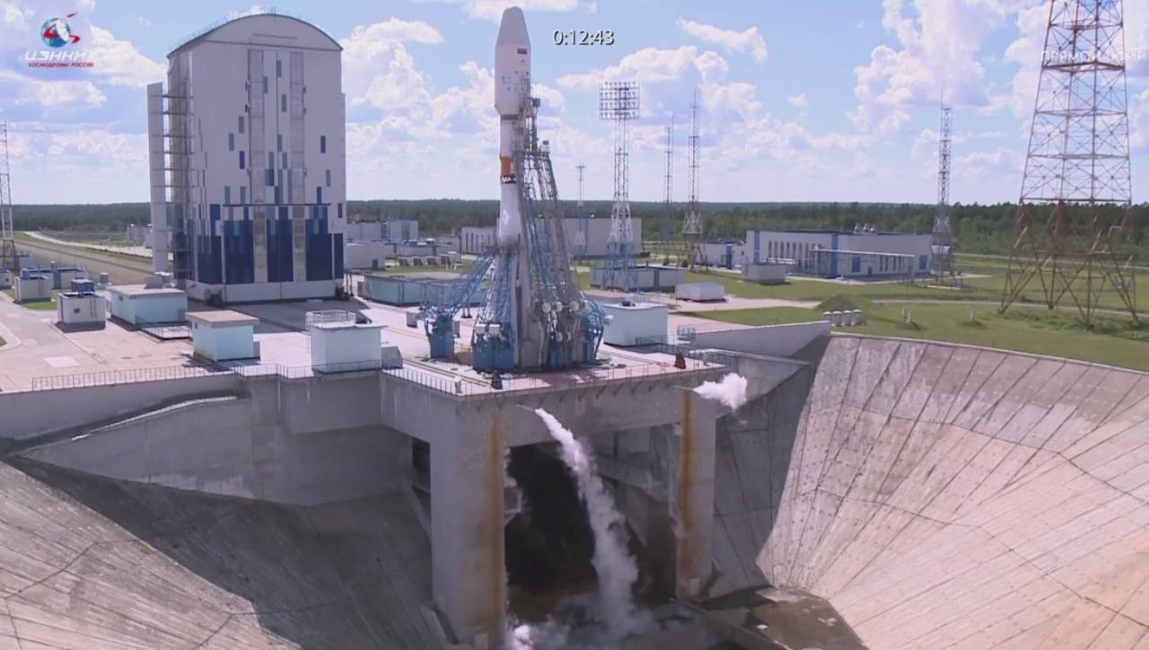 Менее 5 минут остается до первого в этом году пуска с космодрома "Восточный". Ракета "Союз-2.1б" будет стартовать с аппаратами "Ионосфера-М" №3 и №4 и 18 малыми спутниками. Фото: Виктория Сытенко Перейти на сайт