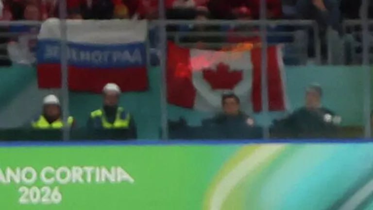 Житель Зеленограда обошел систему и пронес на Олимпиаду российский триколор Мужчина заявил охранникам что это флаг Словакии И ему поверили Правда шалость не совсем удалась через несколько минут к зрителю в форме московского Спартака подошел стюард и попросил убрать триколор Дело было на хоккейном матче Канады и Чехии Подписаться на truekpru Читать нас в MAX